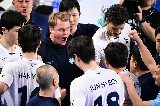 대한항공 토미 틸리카이넨 감독이 1일 챔피언결정전 1차전에서 선수들에게 지시하고 있다. 사진 | 한국배구연맹