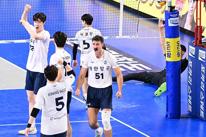 러셀(가운데)이 득점한 후 환호하고 있다. 사진 | 한국배구연맹