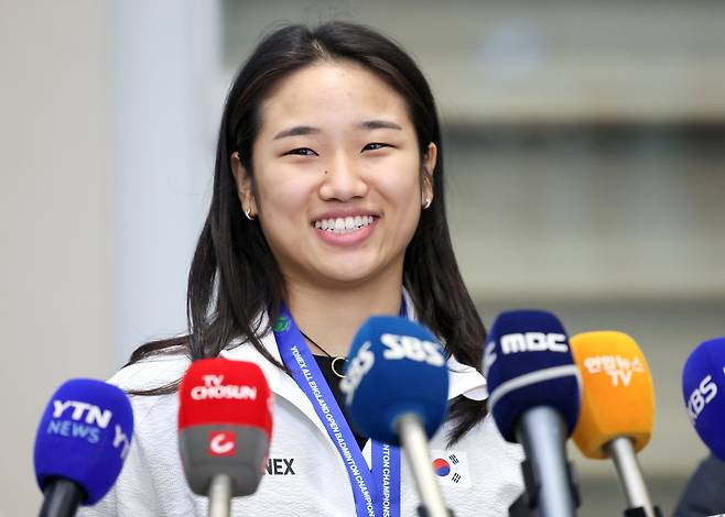 (영종도=연합뉴스) 이정훈 기자 = 세계배드민턴연맹(BWF) 월드투어 슈퍼1000 전영오픈에서 우승한 안세영이 18일 인천국제공항 2터미널을 통해 귀국한 뒤 인터뷰하고 있다. <저작권자(c) 연합뉴스, 무단 전재-재배포, AI 학습 및 활용 금지>