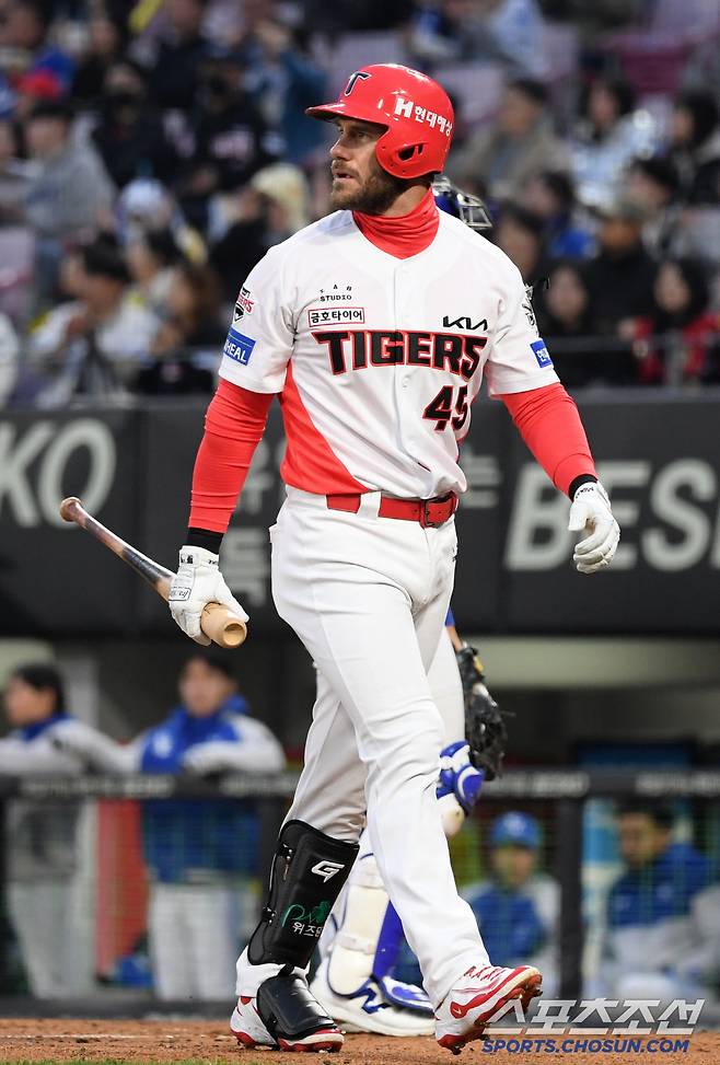 첫 타석 헛스윙 삼진을 당한 KIA 위즈덤이 삼선 선발 최원태를 노려보며 복수를 다짐했다.