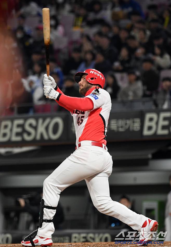 최근 4경기 위즈덤 배트에 걸리면 타구는 무조건 담장을 넘어갔다.