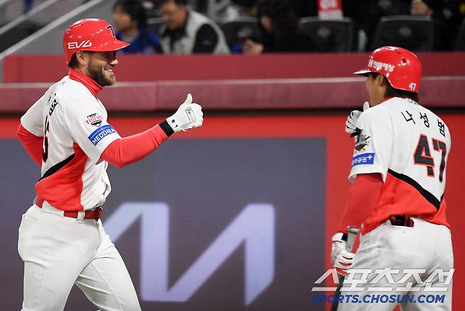 4경기 연속 홈런포를 터뜨린 위즈덤을 향해 엄지를 치켜세우는 나성범./