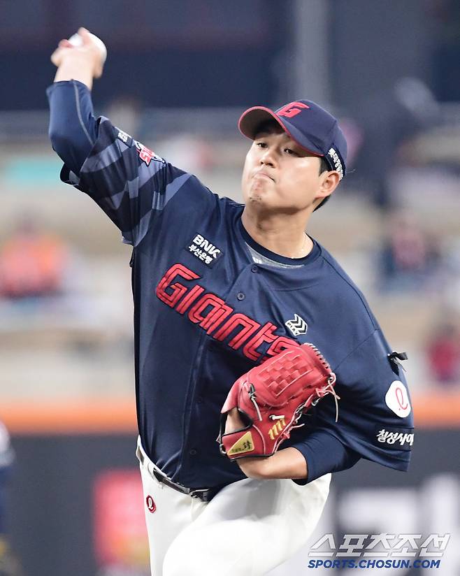 3일 대전 한화생명 볼파크에서 열린 KBO리그 한화와 롯데의 경기. 선발 투구하고 있는 롯데 나균안. 대전=송정헌 기자songs@sportschosun.com/2025.04.03/