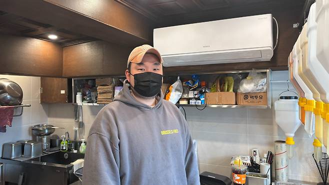 안국역 근처 감자튀김 가게를 운영하는 최승열 씨는 "손님들 수가 반토막 났다"고 말했다