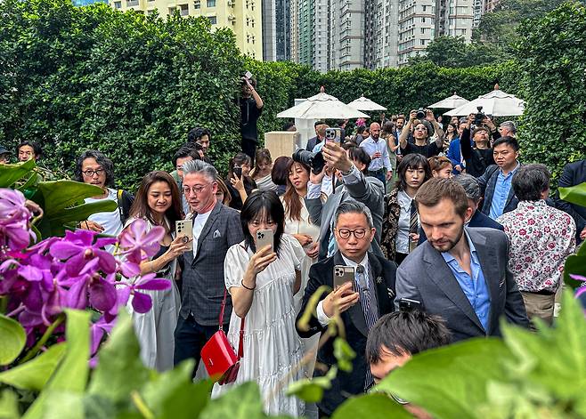 지난 26일, 홍콩 어퍼하우스에서 열린 더 글렌그란트 65년 런칭 행사. 글렌그란트 65년이 공개되고 있다. /김지호 기자