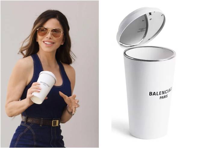 아마존 창업자 제프 베이조스의 약혼자 로런 산체스가 발렌시아가의 '9am 커피 컵 클러치'를 들고 있는 모습./디그지·발렌시아가