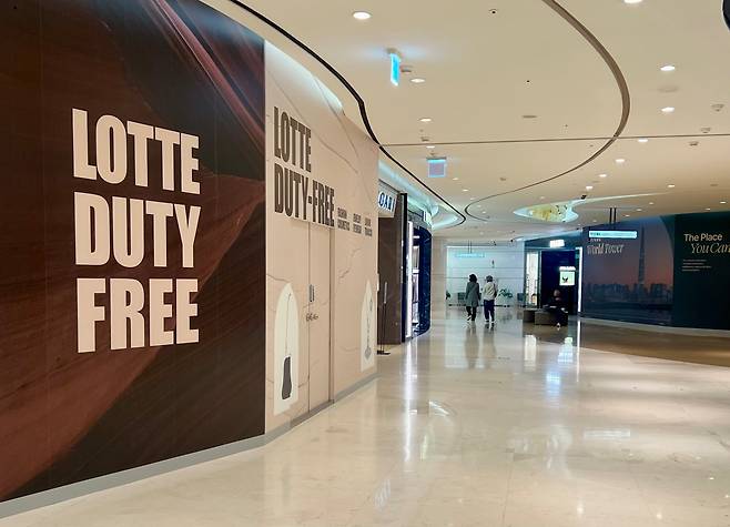 지난 2일 롯데면세점 월드타워점 8층. 구찌(왼쪽)와 까르띠에(오른쪽) 매장이 있던 자리에 가벽이 세워져 있다. /김은영 기자