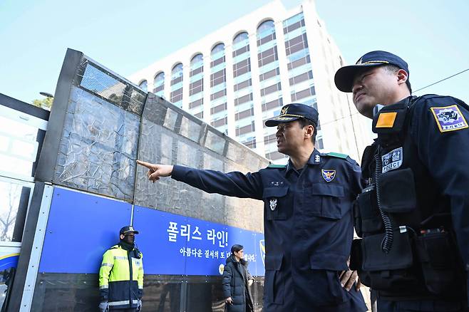 윤석열 대통령 탄핵심판 선고를 하루 앞둔 3일 박현수 서울경찰청장 직무대리가 서울 종로구 헌법재판소 주변 경비 대책 현장점검을 하고 있다. /연합뉴스