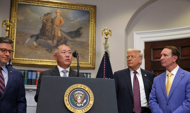 정의선 현대차그룹 회장이 24일(현지 시간) 백악관 루스벨트룸에서 도널드 트럼프 미국 대통령이 지켜보는 가운데, 대미 신규 투자 계획을 발표하고 있다.ⓒAP=뉴시스