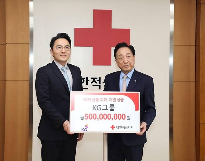 곽정현 KG그룹 사장(왼쪽)과 김철수 대한적십자사 회장(오른쪽)이 3일 대한적십자사 서울사무소에서 진행된 성금 전달식에서 기념촬영을 하고 있다. ⓒKG그룹