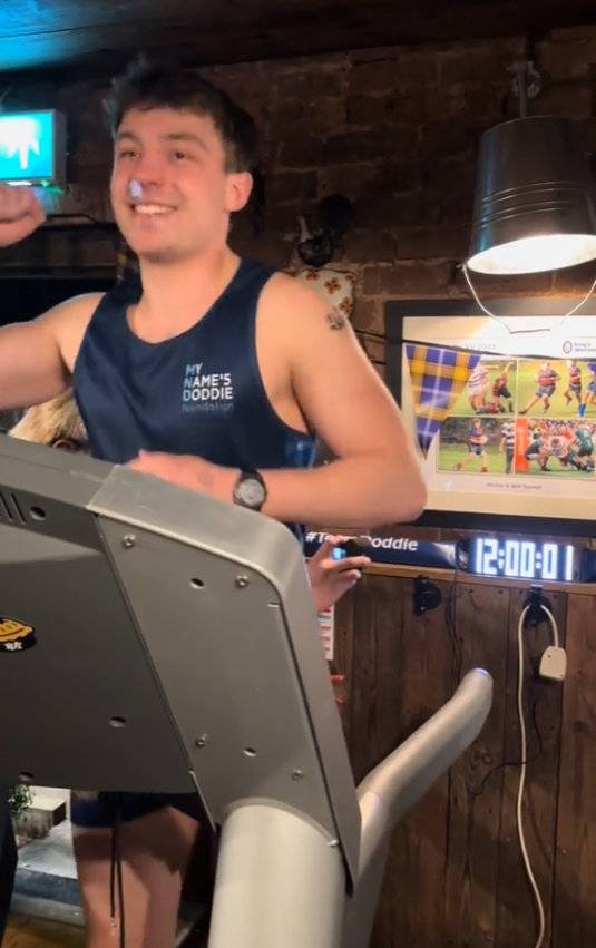 조 프리차드가 루게릭병 자선 단체 기금 마련을 위해 12시간째 러닝머신 위를 달리고 있는 모습. 조 프리차드 틱톡 계정.