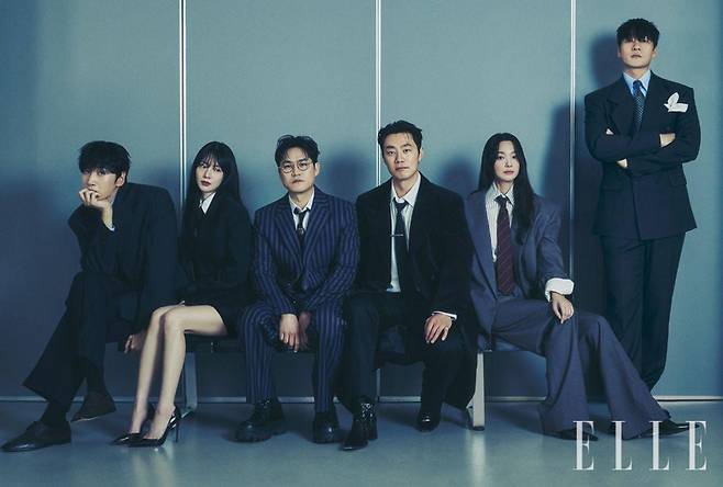 이광수가 입은 재킷은 Acne Studios by 10 Corso Como Seoul. 팬츠는 Dries Van Noten. 셔츠는 Maison Margiela. 슈즈는 Bottega Veneta. 공승연이 입은 블레이저 드레스는 Alexanderwang. 셔츠와 타이는 모두 스타일리스트 소장품. 슈즈는 Christian Louboutin. 김성균이 입은 수트는 Etro. 니트는 Gucci. 안경은 Kunstslaap. 이희준이 입은 코트는 Stu Office. 셔츠와 팬츠, 슈즈, 타이, 타이 핀, 벨트, 링은 모두 스타일리스트 소장품. 신민아가 입은 수트와 셔츠, 타이, 슈즈, 이어링은 모두 Saint Laurent by Anthony Vaccarello. 박해수가 입은 재킷과 팬츠는 모두 Lemeteque. 타이는 Chanel. 슈즈는 Dolce & Gabbana.