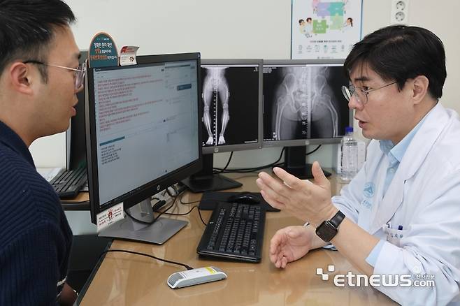 김지완 서울아산병원 정형외과 교수가 AI 진료 음성인식 시스템을 활용해 환자를 진료하고 있다. 전용 마이크를 통해 입력된 의료진과 환자의 음성 데이터가 실시간 텍스트로 기록·요약되고, 주요 정보가 전자의무기록에 자동으로 저장된다.