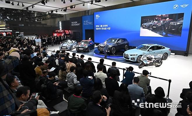 올해로 30주년을 맞는 2025 서울모빌리티쇼가 오는 13일까지 경기 고양시 킨텍스에서 열린다. 미디어데이가 열린 3일 한상윤 BMW그룹 코리아 대표가 인사말을 하고 있다.  이동근기자 foto@etnews.com