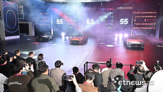올해로 30주년을 맞는 2025 서울모빌리티쇼가 오는 13일까지 경기 고양시 킨텍스에서 열린다. 미디어데이가 열린 3일 메르세데스-벤츠의 2세대 AMG GT가 국내 첫 공개되고 있다. 이동근기자 foto@etnews.com