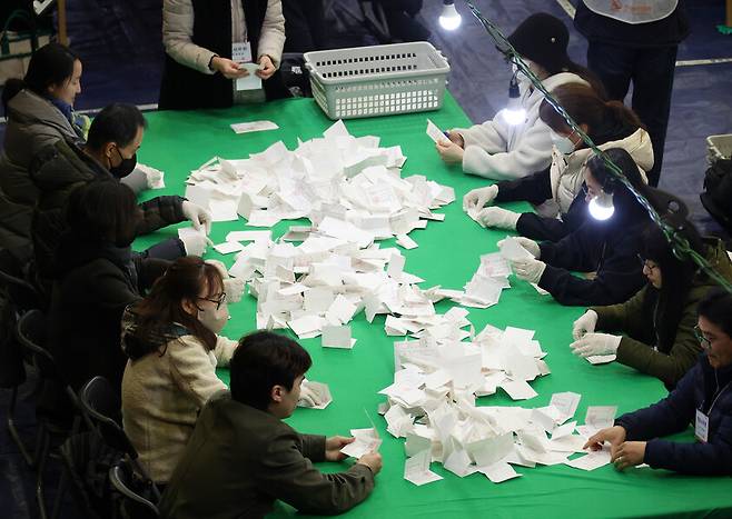 2일 밤 부산 남구 부경대학교 체육관에 마련된 부산시교육감 재선거 개표소에서 개표사무원들이 투표지 분류 작업을 하고 있다. 연합뉴스