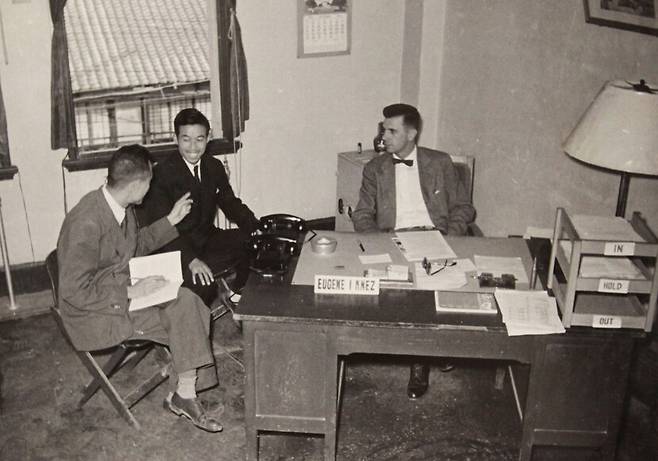 한국전쟁 시기인 1950년 11월 부산으로 임시 이전한 미국공보원의 운영 책임자 유진 크네즈(맨 오른쪽). 국사편찬위원회 제공