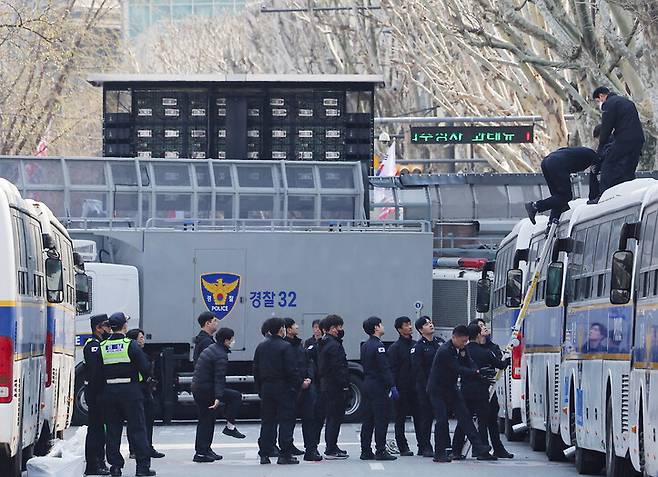 윤석열 대통령 탄핵심판 선고를 하루 앞둔 3일 서울 종로구 헌법재판소 앞 안국역사거리 일대에 경찰 기동대가 진압복을 입고 훈련을 하고 있다. 연합뉴스
