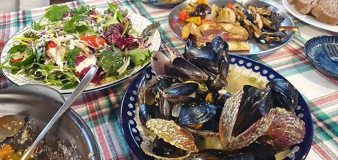 동동빵집의 동그란 여자 콩풀이 ‘모든 돈 안 되는 것들의 대표’ 이종수 동고동락협동조합 이사장 생일이라고 지은 밥상.