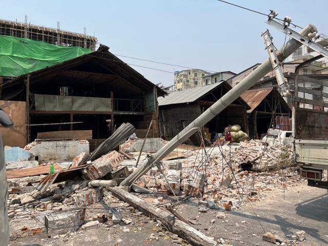 2일 미얀마 만달레이 가정집들이 지난달 28일 강진으로 인해 무너져 있다. 만달레이(미얀마)=허경주 특파원