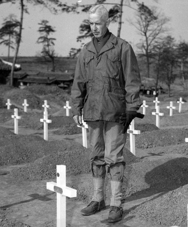 1950년 12월 미 해병1사단장 올리버 스미스 소장이 함경남도 함흥에 조성된 해병대 장병 묘지에서 전사자들을 추모하고 있다. 해리 트루먼 도서관