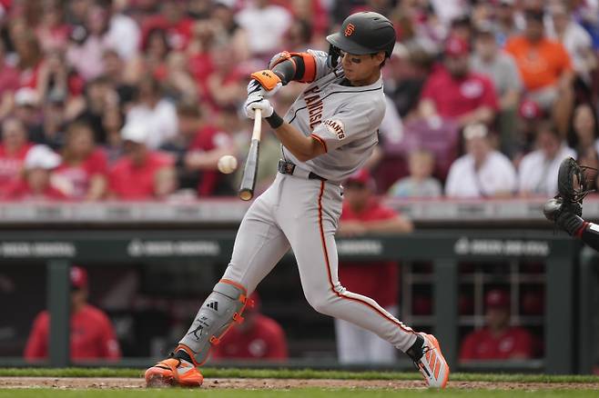 <yonhap photo-5565=""> San Francisco Giants outfielder Jung Hoo Lee hits a single in the third inning of a baseball game against the Cincinnati Reds, Saturday, March, 29, 2025, in Cincinnati. (AP Photo/Carolyn Kaster)/2025-03-30 14:49:54/ <저작권자 ⓒ 1980-2025 ㈜연합뉴스. 무단 전재 재배포 금지, AI 학습 및 활용 금지></yonhap>