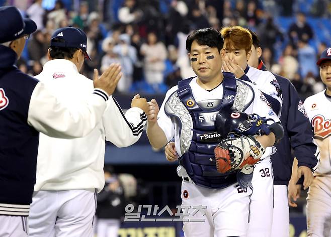 2025 KB0리그 프로야구 두산베어스와 키움히어로즈의 경기가 3일 오후 서울 잠실야구장에서 열렸다. 6대 1 승리를 거두며 2연승을 거둔 두산 양의지 등 선수들이 경기 후 자축하고 있다. 잠실=김민규 기자 mgkim1@edaily.co.kr /2025.04.03/