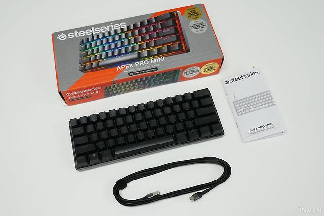 ▲ 제품 구성은 키보드 본체와 연결 케이블, 그리고 사용 설명서