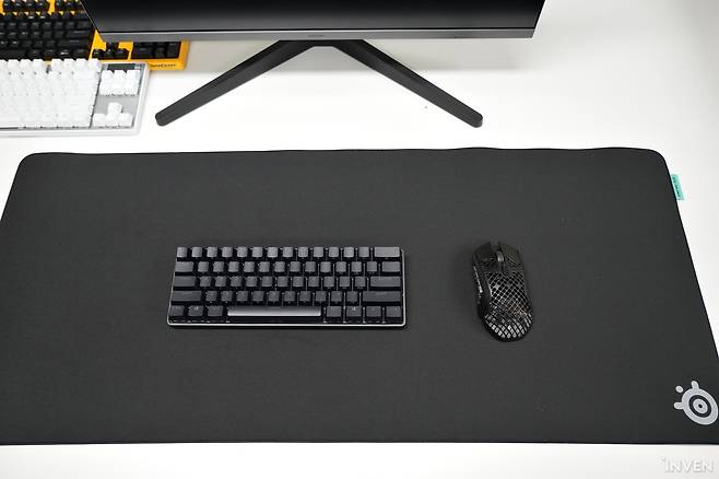 ▲ 이 차이는 모니터를 두고 보면 좀 더 크게 느껴진다. QWER에 손을 올린다고 생각하고 뒀다. 미니 배열의 경우