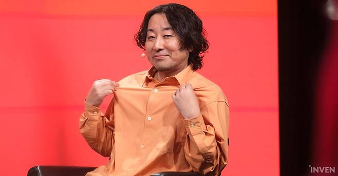 ▲ 타쿠히로 디렉터의 주황색 셔츠는 조이콘 '깔맞춤'이었다