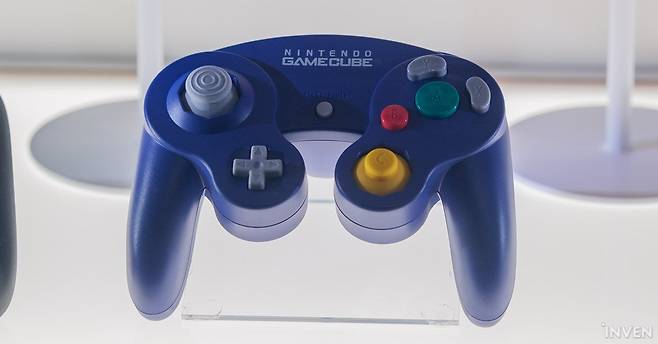 ▲ 물론 채팅 버튼까지 포함된 새로운 게임큐브 컨트롤러도 등장했다