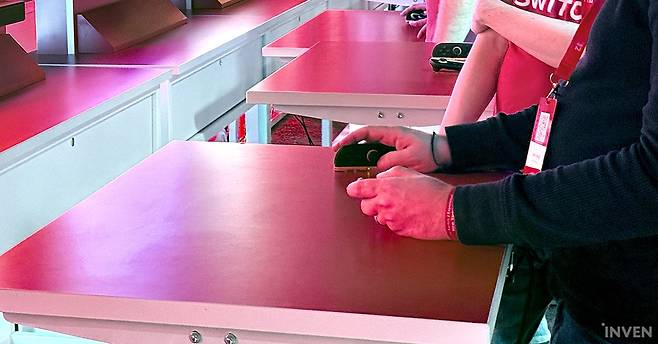 ▲ 마우스 형태로 잡고 바닥에 대는 것만으로 자연스럽게 조작 방식이 전환된다