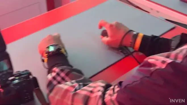 ▲ 이렇게 마우스 플레이로 드래그하면 휠체어 바퀴 한 쪽씩 돌리는 식이다