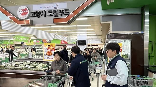 유통센터 안, 로컬푸드 구역에도 제주 감귤을 찾는 소비자들의 발길이 이어진다. 제주산이라는 이름 하나만으로도 소비자들이 멈춰서는 모습을 볼 수 있다. (제주농협 제공)