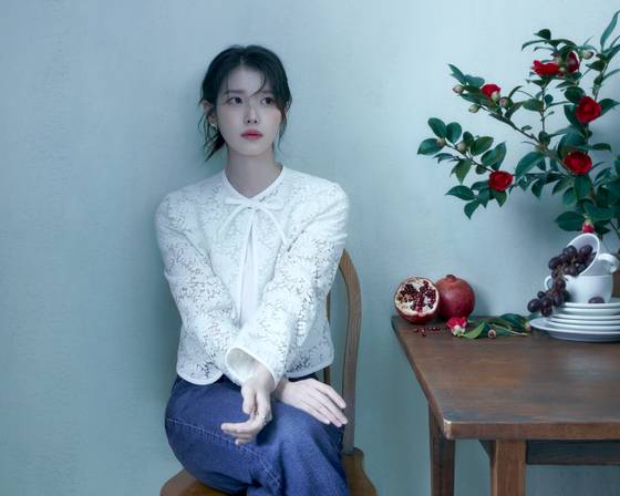 넷플릭스 오리지널 시리즈 ‘폭싹 속았수다’에서 젊은 오애순과 오애순의 장녀 양금명 1인 2역을 연기한 아이유. [사진 넷플릭스]