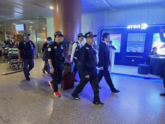 2일(현지시간) 미얀마 지진 피해를 돕기 위한 일본의 구호대가 양곤 국제공합으로 입국하고 있다. 위문희 기자