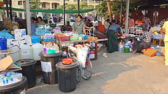 2일(현지시간) 미얀마 만달레이의 병원 모습. 병원 벽에 금이 갈 정도로 피해가 심각하다. 병상이 모자라 야외에도 병상을 둬야 하는 상황이다. 이도성 특파원