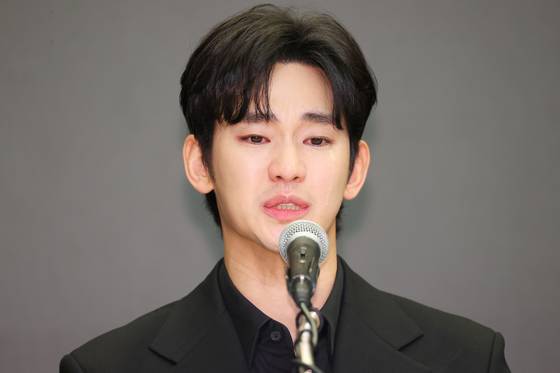 김수현이 지난달 31일 오후 서울 마포구 스탠포드 호텔에서 미성년자였던 배우 고(故) 김새론과 교제했다는 의혹과 관련해 입장발표 기자회견을 하고 있다. 연합뉴스