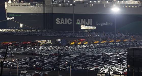 2일 새벽 경기도 평택항에 수출용 자동차가 세워져 있다. 연합뉴스
