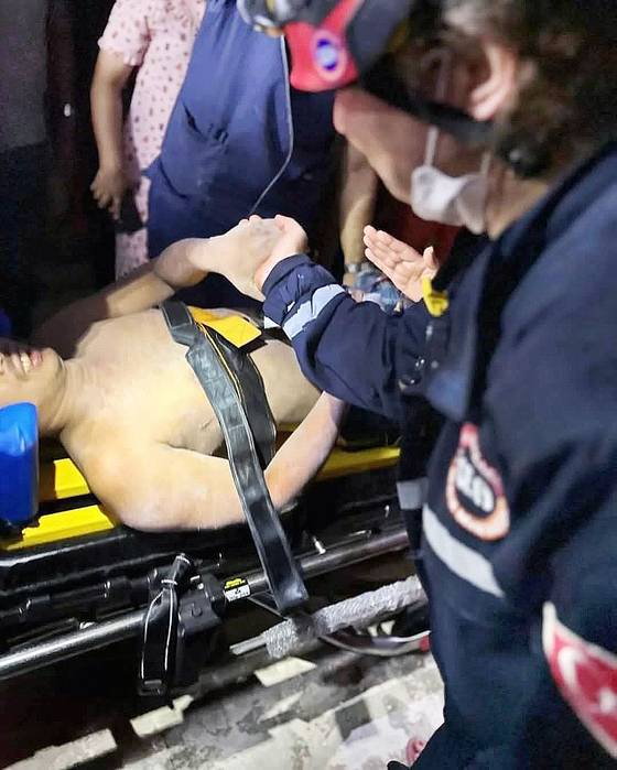 2일(현지시간) 미얀마 만달레이의 한 호텔에서 현지와 터키 구조대원들이 강진 발생 108시간 만에 26세의 남성을 구조했다. 구조대원과 악수를 나누는 생존자. 신화=연합뉴스