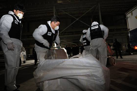 동해지방해양경찰청과 관세청 합동 검색팀이 지난 2일 강원도 강릉 옥계항에 입항한 외국 무역선에 은닉된 마약을 찾은 모습. [사진 동해지방해양경찰청]