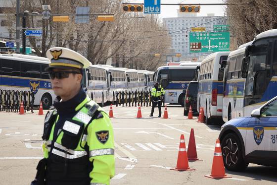 윤석열 대통령의 탄핵 심판을 하루 앞둔 3일 오후 경찰이 서울 헌법재판소 인근 도로를 통제하고 있다. 전민규 기자