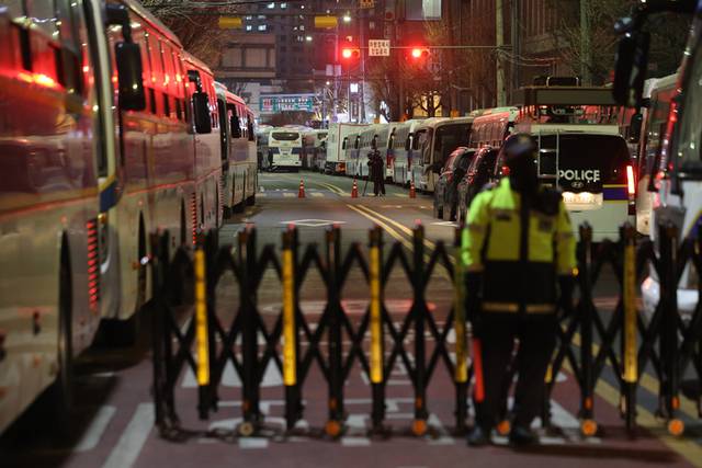 ▲ 윤석열 대통령 탄핵 심판 선고일을 이틀 앞둔 지난 2일 서울 종로구 헌법재판소 인근에 경찰 차벽이 설치돼있다. 연합뉴스