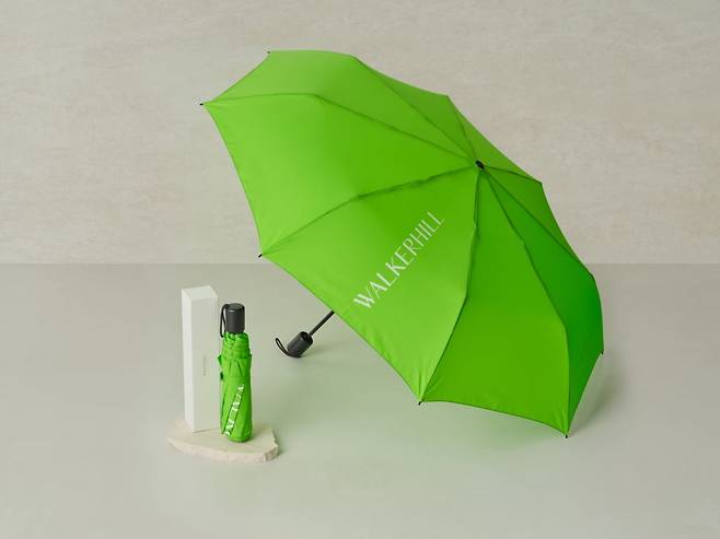 재생원단으로 제작한 ESG 3단 우산. 사진=워커힐 호텔앤리조트