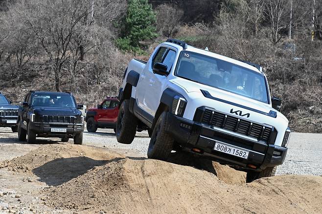 오프로드 코스를 달리는 픽업트럭 타스만 사진=기아