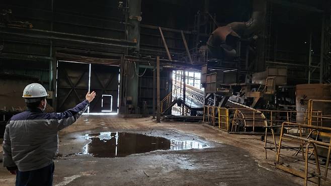 DB메탈 동해공장에서 가동을 멈춘 전기로 11호 내부를 한 직원이 설명하고 있다. 한경DB