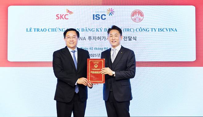 SKC 광화문 사옥에서 유지한 ISC 대표와 쩐 쭈이동 베트남 빈푹성장이 투자협정식을 진행하고 있다. ISC 제공