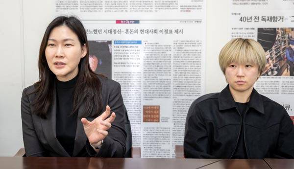 2일 국제신문을 방문한 부산 BNK 썸 박정은(왼쪽) 감독과 챔피언결정전 MVP 안혜지가 우승과 관련한 이야기를 하고 있다.  이원준 기자windstorm@kookje.co.kr