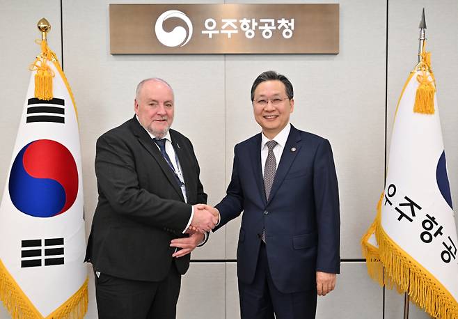 윤영빈 우주항공청장(오른쪽)은 우주항공청을 방문한 필 다이아몬드 SKAO사무총장과 기념촬영을 하고 있다. 우주항공청 제공