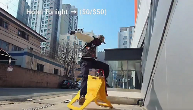 외국인 유튜버 ‘블랙 데이브’가 서울의 한 건물 앞에 놓인 ‘주차 금지’ 표지판을 이용해 스케이트 보드 연습을 하고 있다. 충격을 받은 표지판이 쓰러지고 있는 모습. 블랙 데이브 엑스(X) 캡처